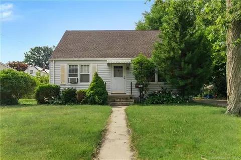 194 Meadows End Rd, Milford, CT 06460