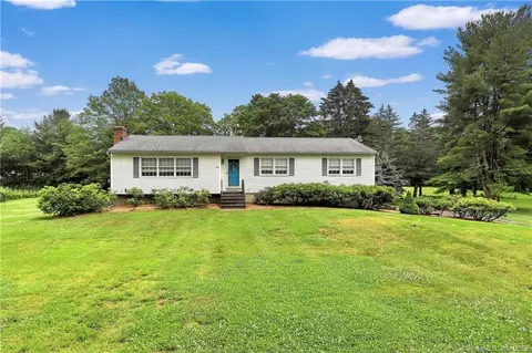 405 W River Rd, Orange, CT 06477