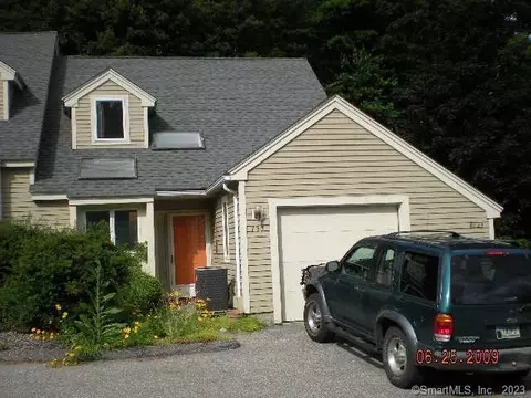 135 Courtyard Ln #135, Mansfield, CT 06268