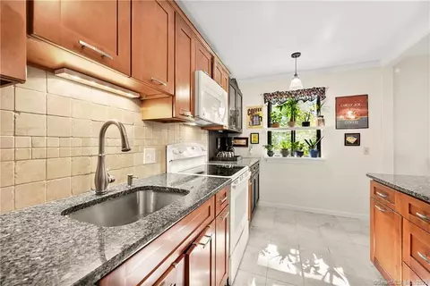 558 Heritage Vlg #D, Southbury, CT 06488