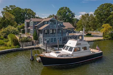 825 Harbor Rd, Fairfield, CT 06890
