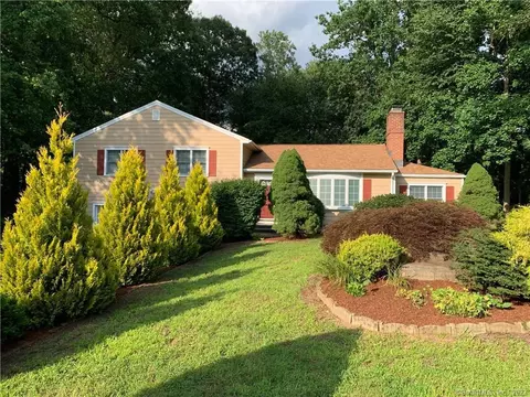 168 Tanglewood Rd, Trumbull, CT 06611