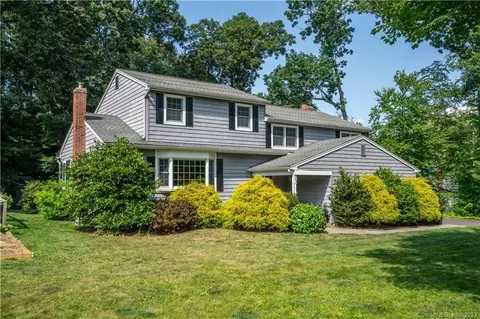 20 Munnisunk Dr, Simsbury, CT 06070