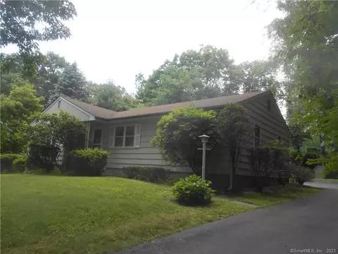 28 Hiawatha Ln Ext, Westport, CT 06880