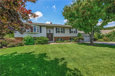 15 Katie Ln, North Haven, CT 06473
