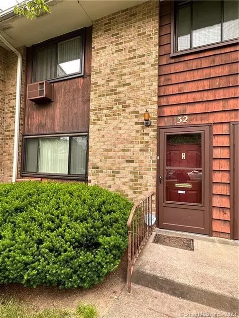 32 Kennedy Dr #32, Bridgeport, CT 06606