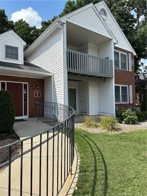 7 Concorde Way #B5, Windsor Locks, CT 06096