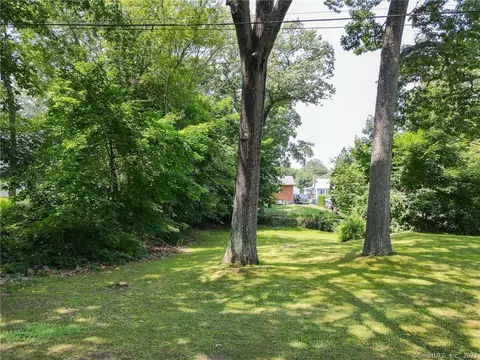 23 Laurel Circle Dr, Norwich, CT 06360