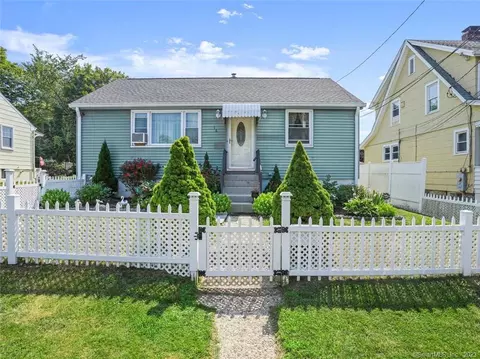 16 Claremont St, Stamford, CT 06902