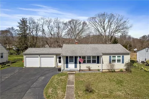 38 Sunnieside Dr, East Lyme, CT 06357