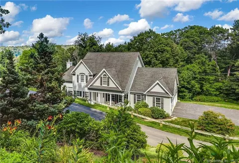 14 Hanover Rd, Newtown, CT 06470