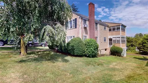 372 Quaker South Ln, West Hartford, CT 06119