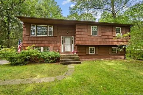 10 Maplewood Dr, East Lyme, CT 06333