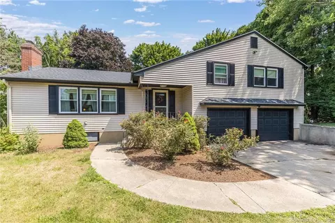 16 Senkow Dr, Waterford, CT 06375