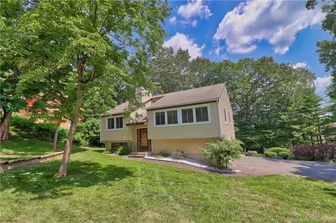 10 Rivergate Dr, Cromwell, CT 06416
