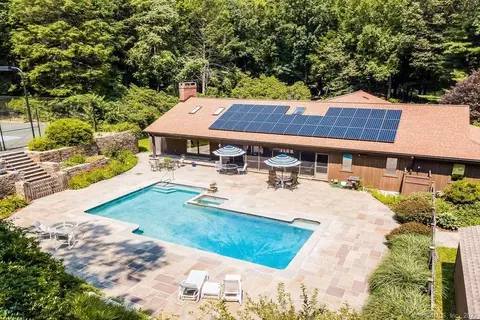 9 Birch Rd, Bloomfield, CT 06002