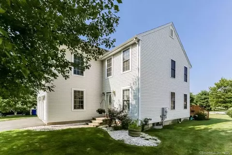 73 Schoolhouse Lndg #73, East Granby, CT 06026