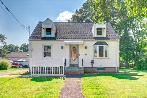 37 5th St, Newington, CT 06111
