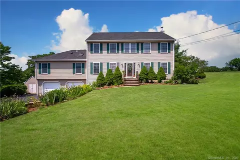 15 Knight Ln, North Haven, CT 06473