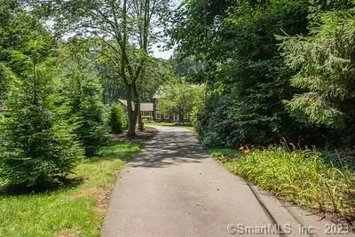 17 Laurelwood Dr, Wallingford, CT 06492