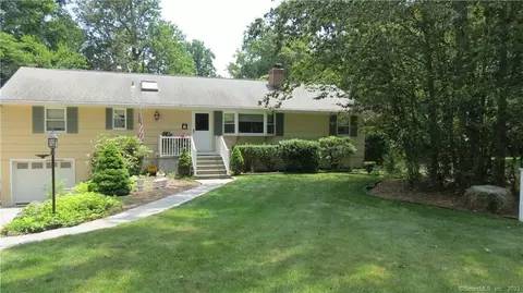 10 Ledgewood Ct, Norwalk, CT 06850