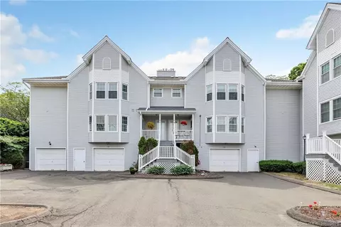 50 Greenview Ln #50, Milford, CT 06461