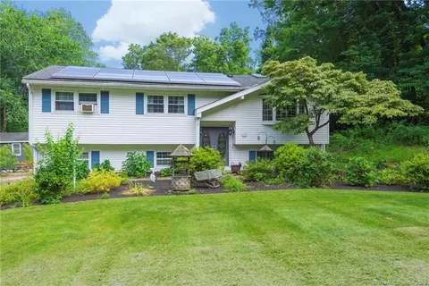 3 Candleview Rd, Brookfield, CT 06804