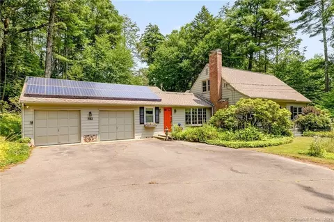 28 Overlook Ter, Simsbury, CT 06070