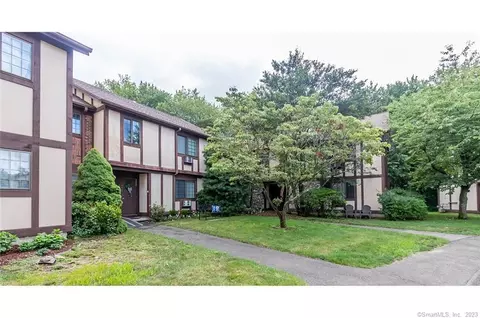 348 Foxwood Ln #348, Milford, CT 06461