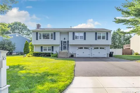 16 Londonderry Ln, Milford, CT 06460