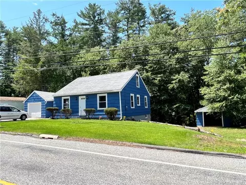 1132 Riverside Dr, Thompson, CT 06255