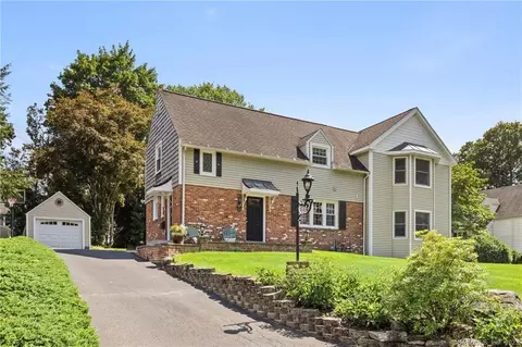 37 Roberts Ln, West Hartford, CT 06107