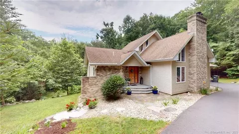 8 Carriage Dr, Canton, CT 06019