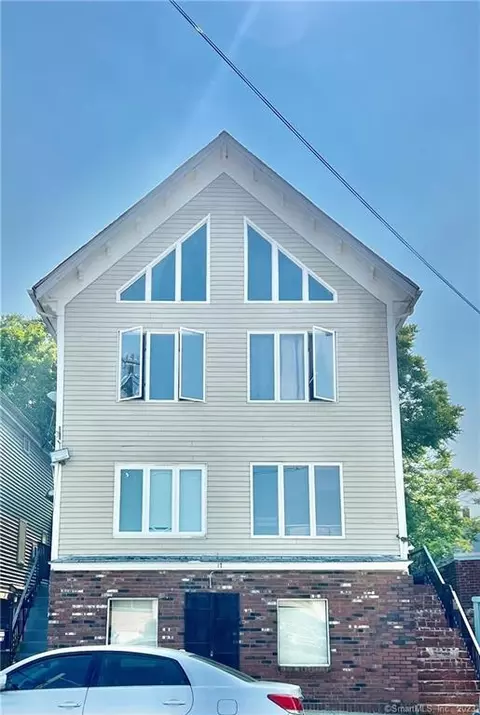 17 Shaw St, New London, CT 06320