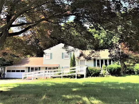 17 Rolling Wood Dr, Trumbull, CT 06611