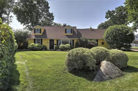 97 Fernwood Dr, Stratford, CT 06614