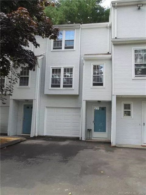 45 Deerwood Ln #10, Waterbury, CT 06704