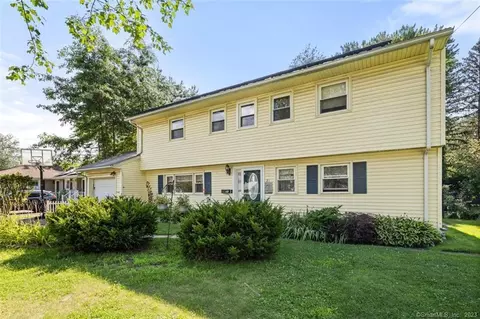 21 Greenbrier Dr, West Hartford, CT 06117
