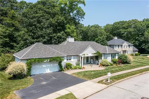35 Payer Ln, Groton, CT 06355