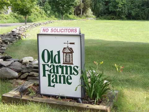 92 Old Farms Ln #92, New Milford, CT 06776