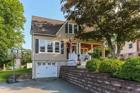 17 Oakdale St, Wethersfield, CT 06109