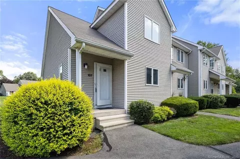 107 Sunrise Cir #107, Newington, CT 06111