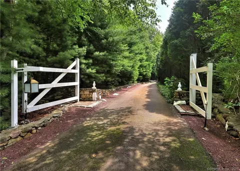 35 Sabrina Dr, Bethany, CT 06524