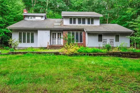 22 Hickory Hill Dr, Chester, CT 06412