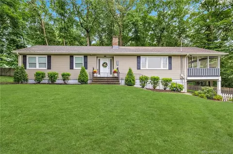 6 Little Fox Run, Shelton, CT 06484