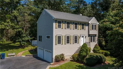 142 Beardsley Pkwy, Trumbull, CT 06611
