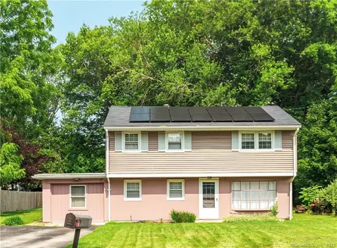 7 Baldwin Ct, Montville, CT 06382
