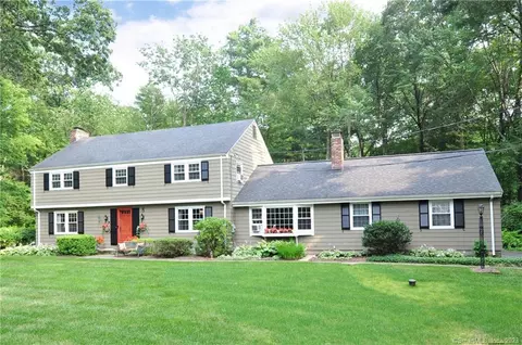 8 Whynwood Rd, Simsbury, CT 06070