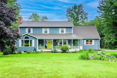 16 Alexandria Dr, Barkhamsted, CT 06063