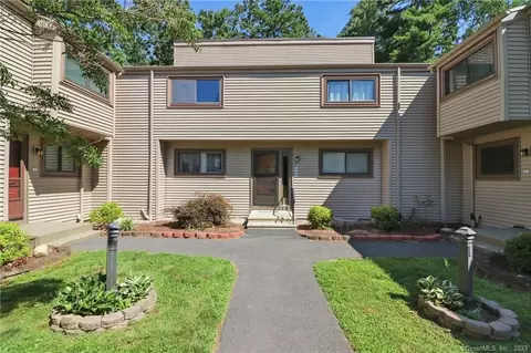 16 Greenbriar Dr #E, Farmington, CT 06032